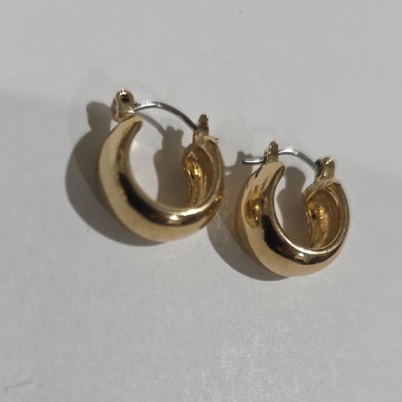 Elegant Polished Gold Minimalist Hoop Earrings – Classic Chic Women’s Jewelry - Picture 5 of 9